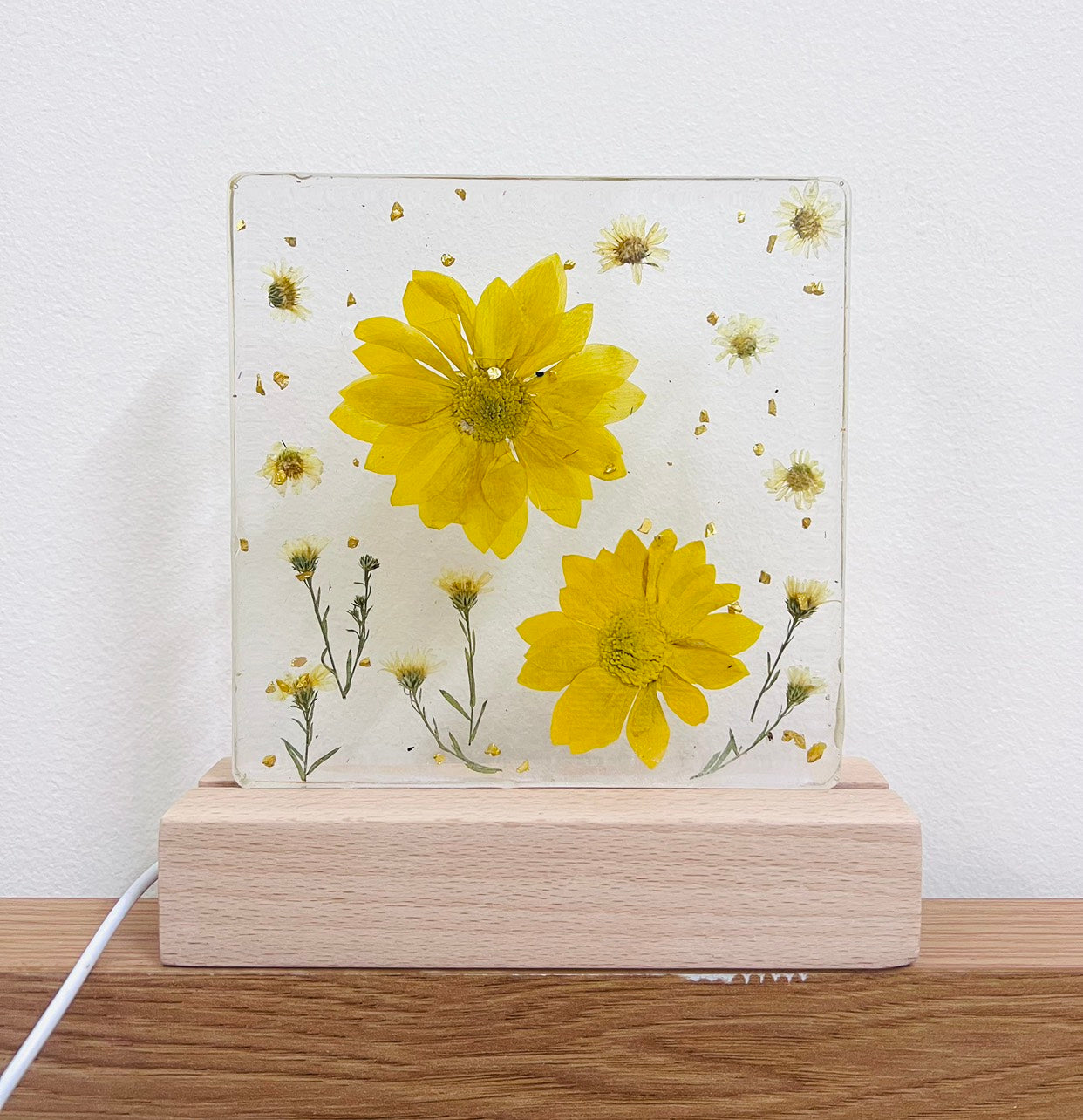 3D Decorative Painting Of Real Flowers And Leaves Made From Epoxy Glass Resin