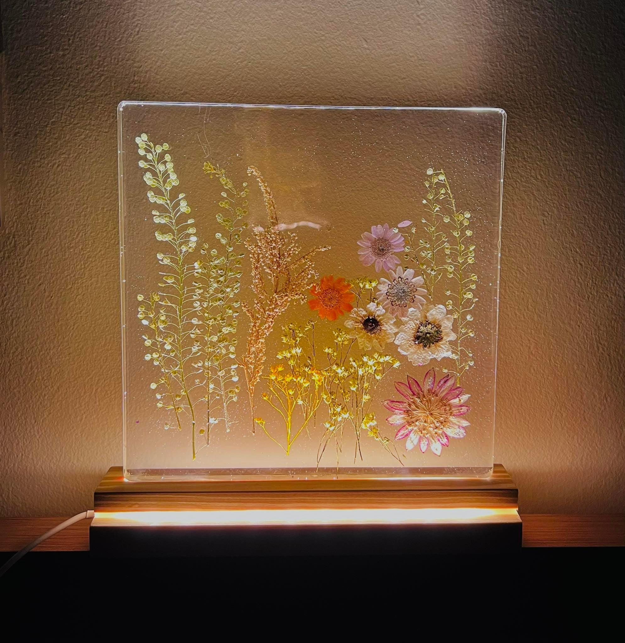 3D Decorative Painting Of Real Flowers And Leaves Made From Epoxy Glass Resin