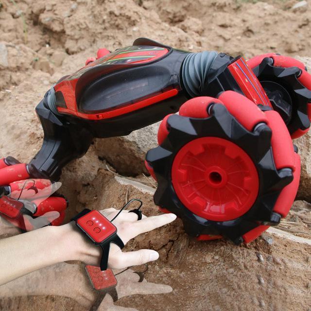 Hand-Controlled Stunt Car With Remote Deformation And Gesture Control