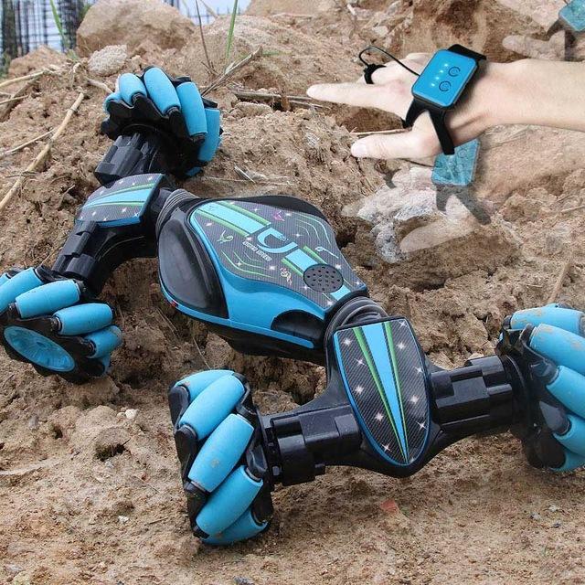 Hand-Controlled Stunt Car With Remote Deformation And Gesture Control